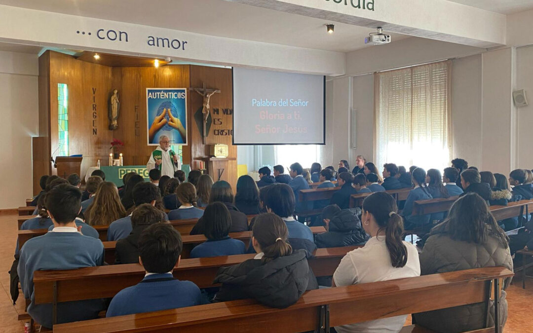 Adolescentes y jóvenes celebran la fe