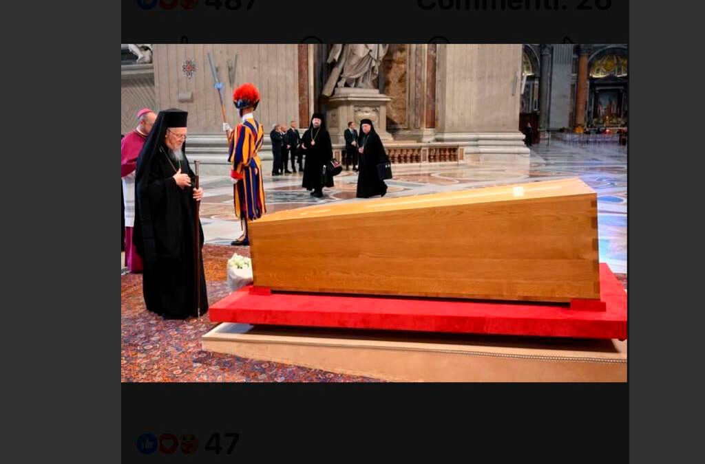 Su Santidad el Patriarca Ecuménico Bartolomé reza ante el ataúd del Papa Francisco