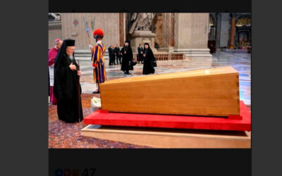 Su Santidad el Patriarca Ecuménico Bartolomé reza ante el ataúd del Papa Francisco
